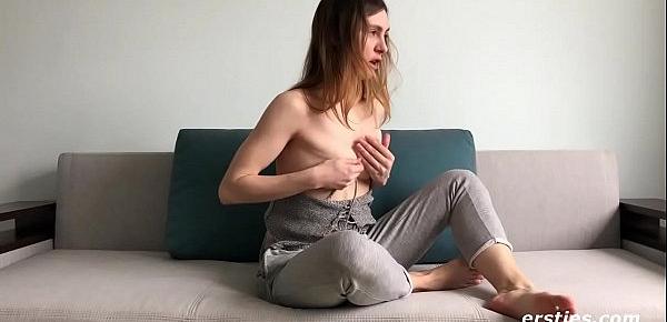 Geile Lina ist gelangweilt und masturbiert nonstop